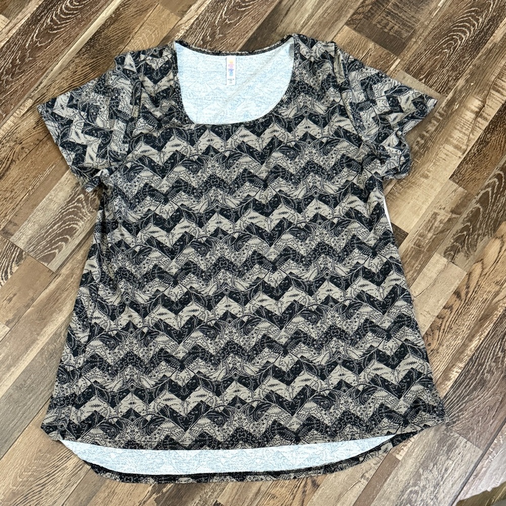 LuLaRoe Black and Cream grey  Geometric‎ Short Sleeve Tee
